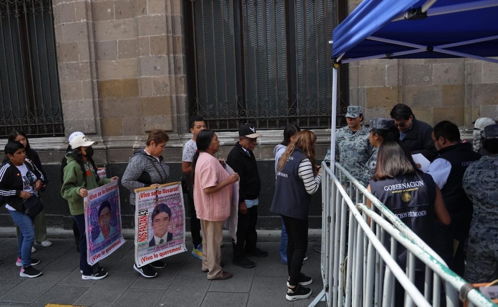 Familiares de los 43 de Ayotzinapa llegan a Palacio Nacional para reunirse con la presidenta Claudia Sheinbaum a un mes de cumplirse 12 años de su desaparición (27/08/2026). Foto: Gabriel Pano / EL UNIVERSAL