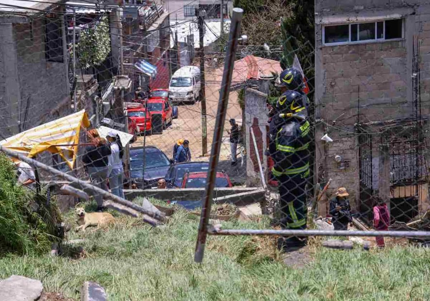 La mujer quedó atrapada entre los autos que quedaron al final de la calle y fue rescatada luego de gritar por ayuda. Foto: Karla Guerrero / EL UNIVERSAL