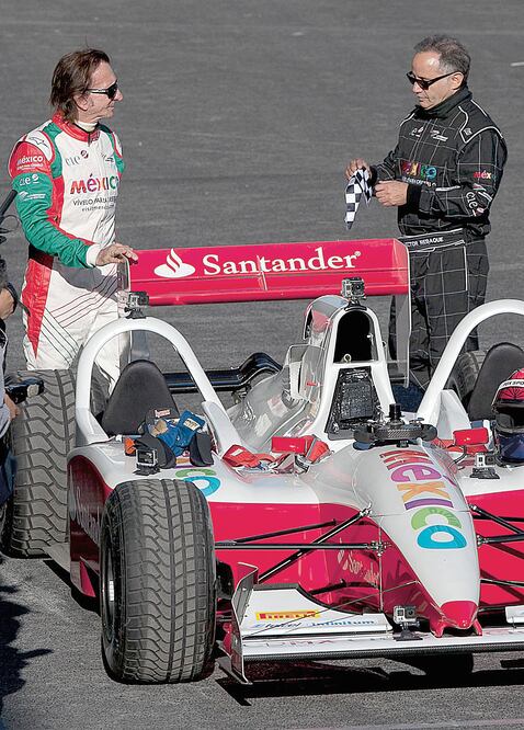 El ex piloto brasileño recorrió curvas y rectas como si no pasaran los años (MARCO UGARTE. AP)