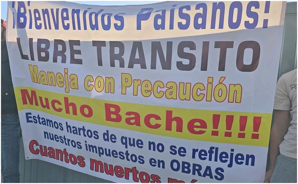 Pancarta de protesta por mal estado de las carreteras en Chihuahua (20/12/2024). Foto: Especial