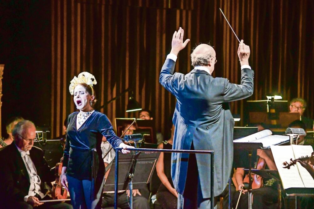 La soprano Leticia de Altamirano, quien interpreta a Eurídice, en Orfeo durante la función en el Palacio de Bellas Artes. (CORTESÍA DEL FESTIVAL DEL CENTRO HISTÓRICO)