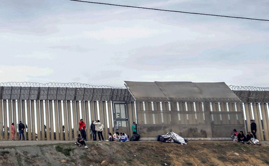 Migrantes en el muro fronterizo de Tijuana, Baja California. Foto: EFE