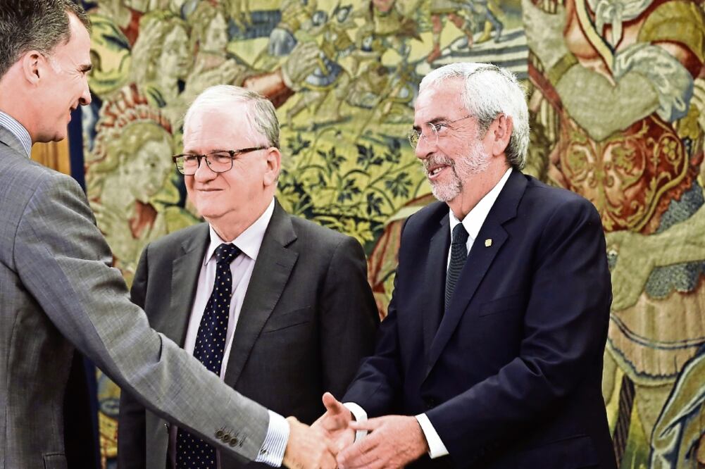 El rey Felipe VI dialoga con el rector de la UNAM, Enrique Graue, tras la firma del convenio de la Unión Iberoamericana de Universidades (ARCHIVO EL UNIVERSAL)