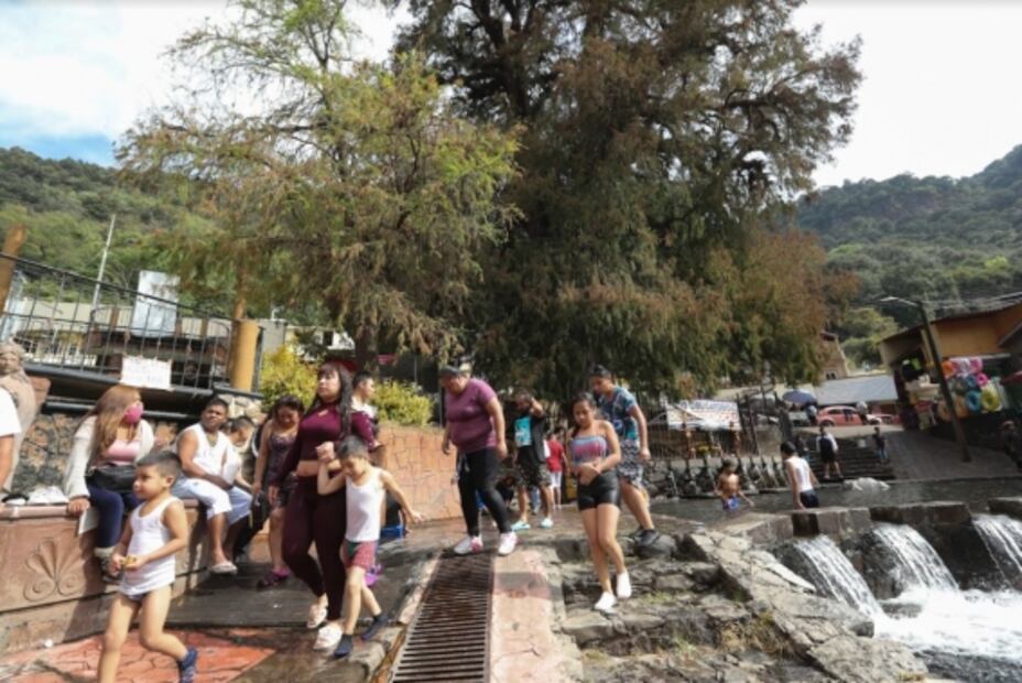 Multitudes en tiendas departamentales, la esfera Covid-19 y aplicación de pruebas rápidas, entre las fotos de la semana