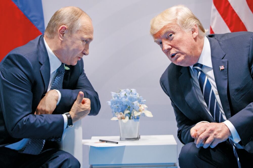 Imagen del 7 de julio de la reunión entre los presidentes Vladimir Putin, de Ru sia , y Donald Trump, de EU. Ayer se supo que ese día tuvieron una segunda charla. (EVAN VUCCI. AP)