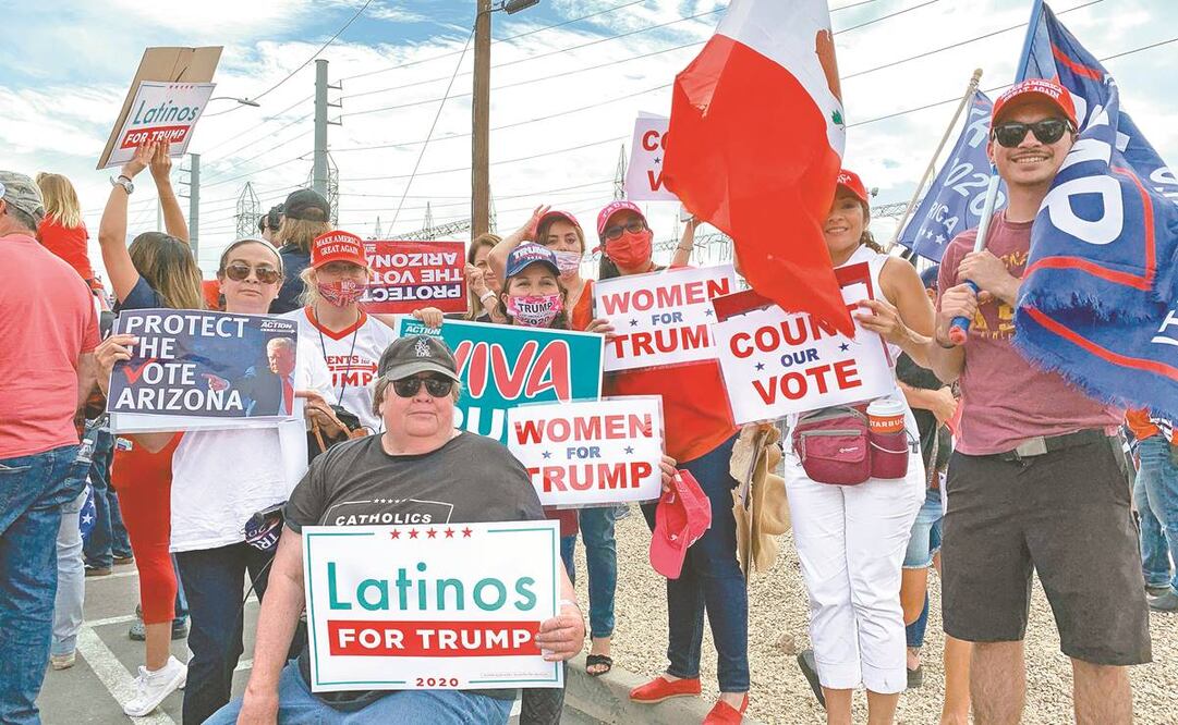 Seguidores del presidente Trump sostienen pancartas y banderas durante una protesta ayer en Phoenix, Arizona. Foto: Álex Segura. EFE