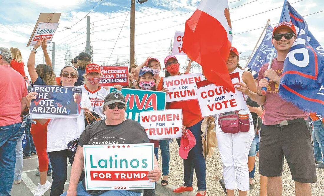 Seguidores del presidente Trump sostienen pancartas y banderas durante una protesta ayer en Phoenix, Arizona. Foto: Álex Segura. EFE