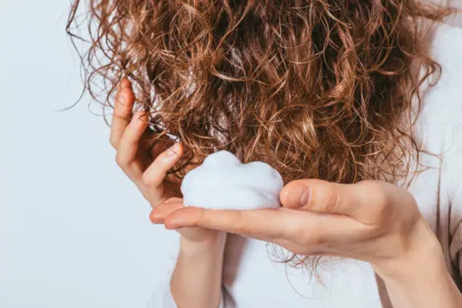 Define tus rizos con gel o mousse para evitar el frizz. Foto: Unsplash