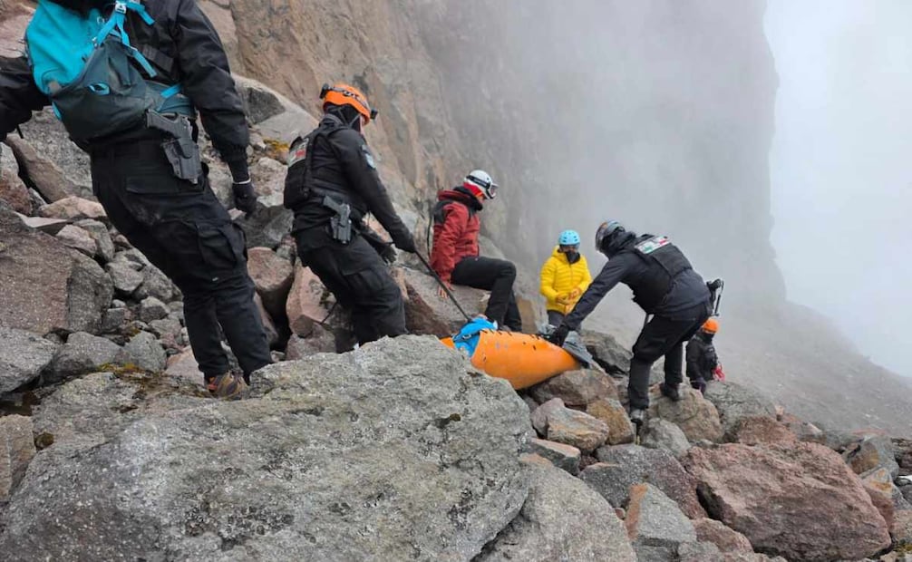 Rescatan cuerpo de alpinista fallecido en el Iztaccíhuatl; accidente ocurrió en la Arista de la Luz.
Foto: Especial.