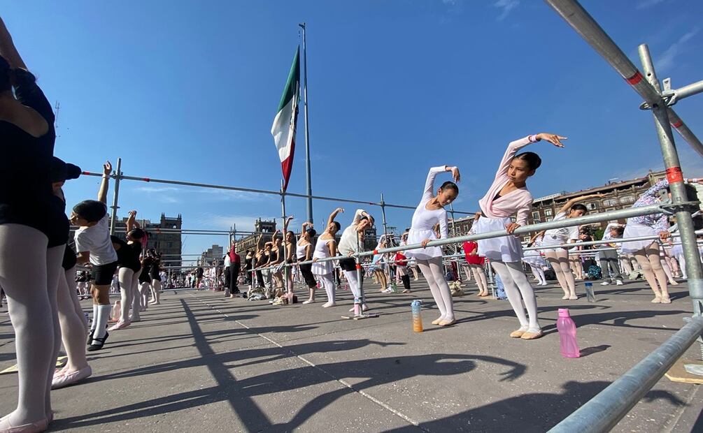 Clase masiva de ballet en el Zócalo de la CDMX. Foto: Alberto Acosta