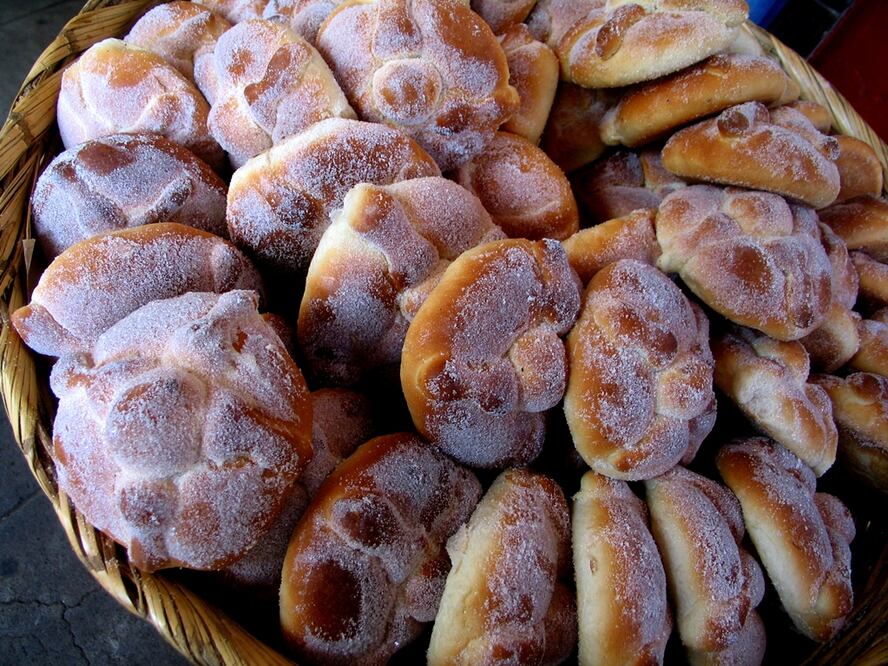 El pan de muerto puede ser espolvoreado con azúcar, sin dulce o ajonjolí / Foto: Archivo EL UNIVERSAL