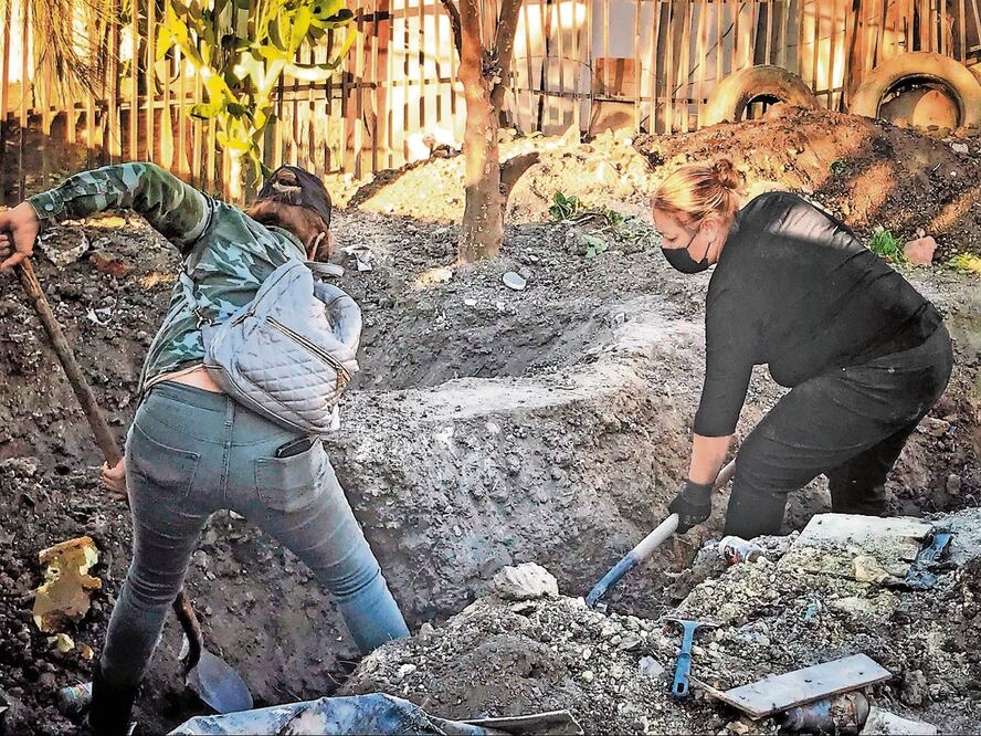 Familiares buscan a sus parientes y hallan miles de cadáveres, lo que ha generado una crisis forense con más de 52 mil cuerpos de personas fallecidas sin identificar. Foto: Especial