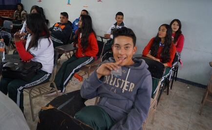 Rubí es muy aplicada, dice director de su escuela; amigos la esperan para la foto