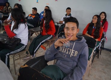 Rubí es muy aplicada, dice director de su escuela; amigos la esperan para la foto