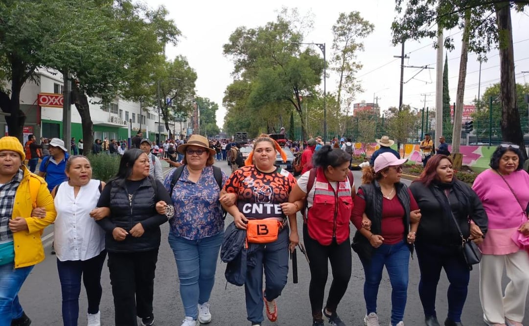 Maestros del CNTE inician marcha para exigir abrogación de la ley del ISSSTE del 2007 este martes 9 de junio de 2026. Foto: Enrique Gómez/ EL UNIVERSAL