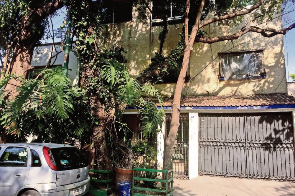 La casa donde ocurrió el homicidio es resguardada por personal de la SSP local para mantener los indicios del crimen. Foto: ANDREA AHEDO. EL UNIVERSAL