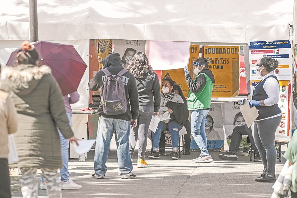 En el macrokiosco del Mercado Río Blanco los turnos para las pruebas se agotan al mediodía. Foto: GERMÁN ESPINOSA. EL UNIVERSAL