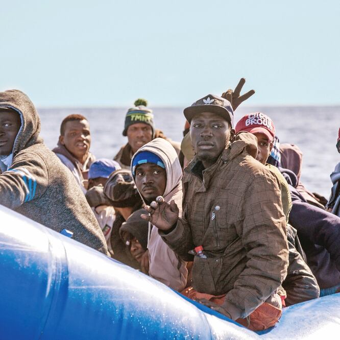 Rescatan otro bote. Un bote inflable con 47 migrantes a bordo fue rescatado ayer por el Sea Watch 3 con bandera holandesa frente a las costas de Libia. FEDERICO SCOPPA. AFP