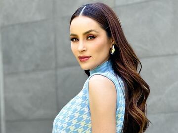 Cynthia Rodríguez luce total look negro con flores 3D en el escote