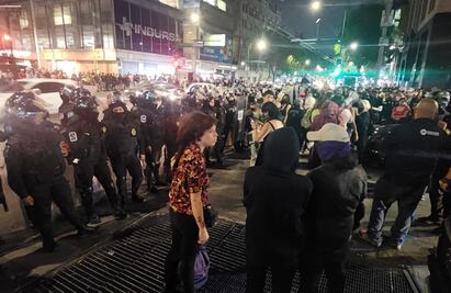 Encapuchadas se manifiestan en Bellas Artes; exigen justicia por presunto caso de violación