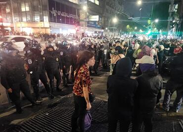 Encapuchadas se manifiestan en Bellas Artes; exigen justicia por presunto caso de violación