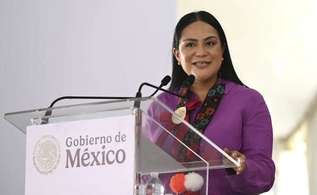 Ariadna Montiel Reyes, secretaria del Bienestar, durante la entrega de tarjetas correspondientes al programa “Pensión Mujeres Bienestar” en la región de San Marcos (17/01/2024). Foto: Presidencia