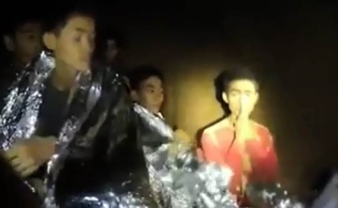 Las imágenes del adolescente de ojos grandes deslumbrado por la antorcha de los buzos dieron vuelta al mundo. Foto: AFP