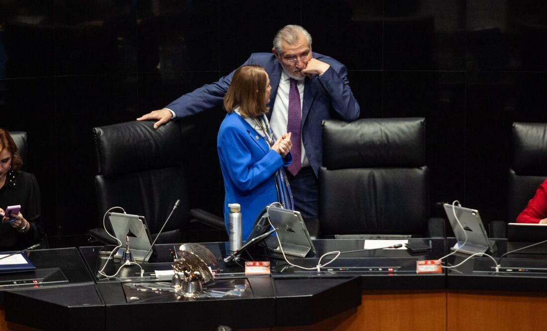 Adán Augusto López, coordinador de Morena y Laura Itzel Castillo, presidenta del Senado durante sesión este miércoles 5 de noviembre de 2025. Foto: Andrea Murcia/ Cuartoscuro
