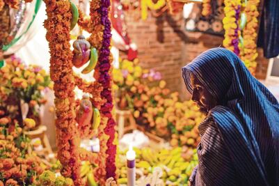 Con coloridos y monumentales altares, honran a sus muertos
