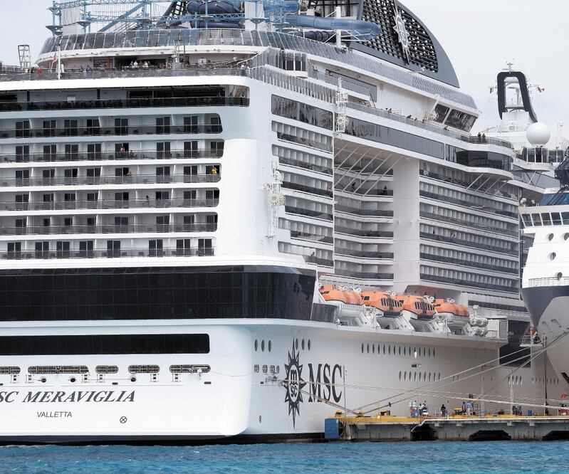 Los 6 mil pasajeros y tripulantes que viajaban en el crucero Meraviglia descendieron de la embarcación la noche del jueves. FOTO: ADRIANA VARILLAS. EL UNIVERSAL