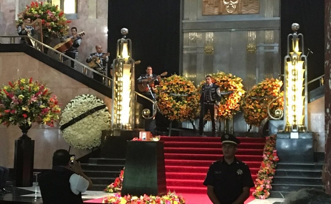 Las puertas del palacio no se cerraron durante la noche  FOTO: CÉSAR HUERTA