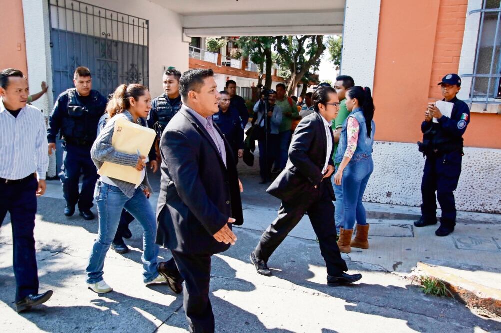 La representante del Congreso acudió a notificar a Blanco Bravo del juicio político, acompañada por al menos 15 miembros del Mando Único. (TONY RIVERA. EL UNIVERSAL)