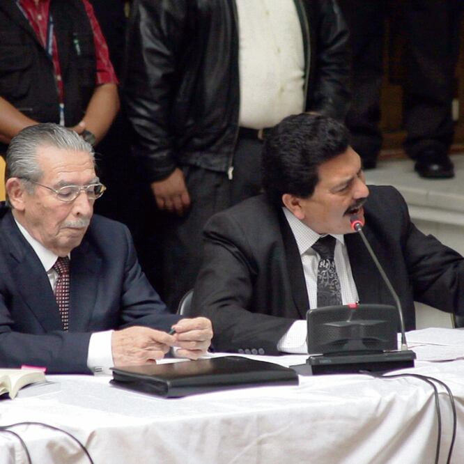 Efraín Ríos Montt (izquierda) en el juicio que le dio 80 años de prisión, pero que luego fue cancelado. CORTESÍA CCC