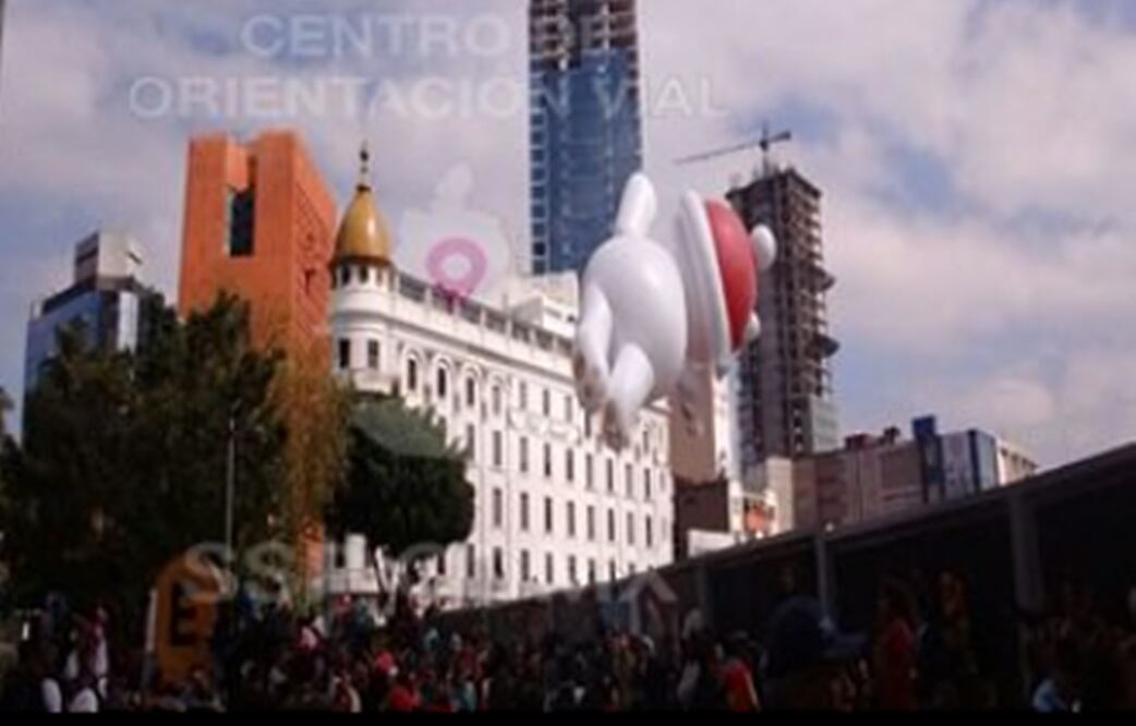El desfile navideño "Bolo Fest" inició este sábado con la presentación musical del grupo Moderatto. Foto: @OVIALCDMX 