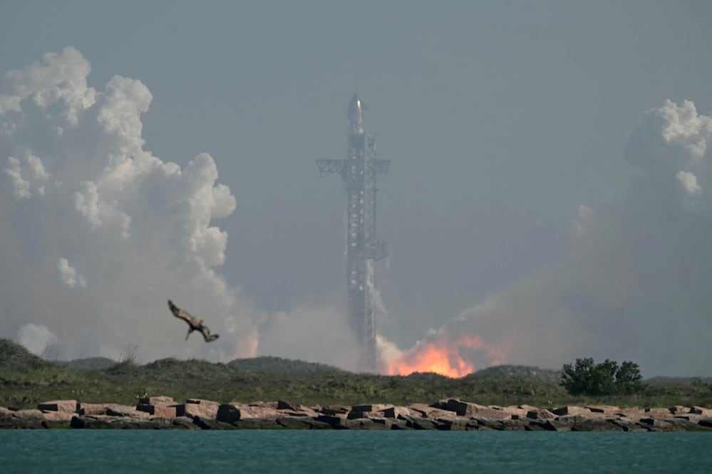 El cohete Starship 39 de SpaceX despega desde Starbase durante su duodécimo vuelo de prueba, visto desde South Padre Island, Texas. Foto: AFP