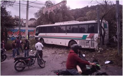 Camión de transporte público se impacta contra árbol en Xochimilco; hay 30 heridos