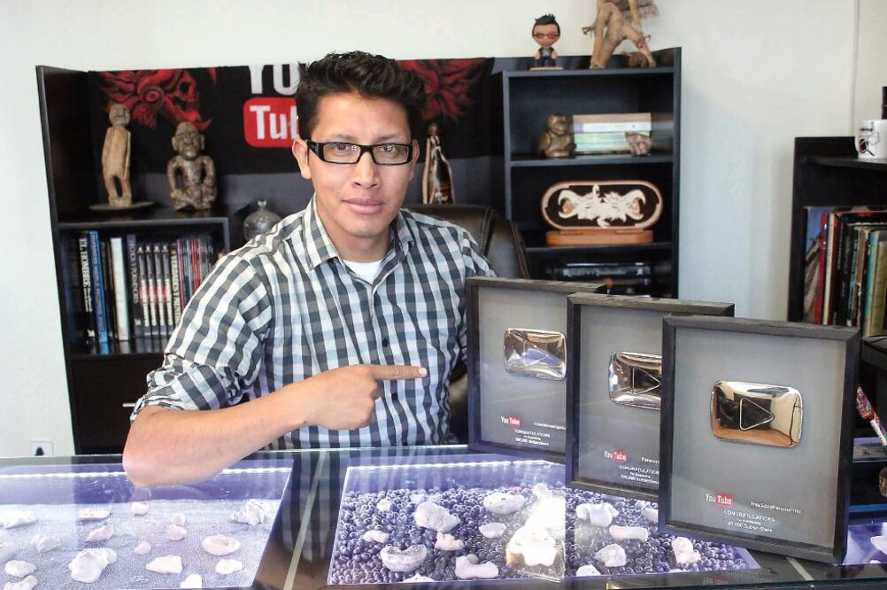 El 'vlogger' cuenta con seis canales en YouTube que suman más de 900 mil suscriptores y un equipo de trabajo que le ayuda con sus investigaciones (CORTESÍA)