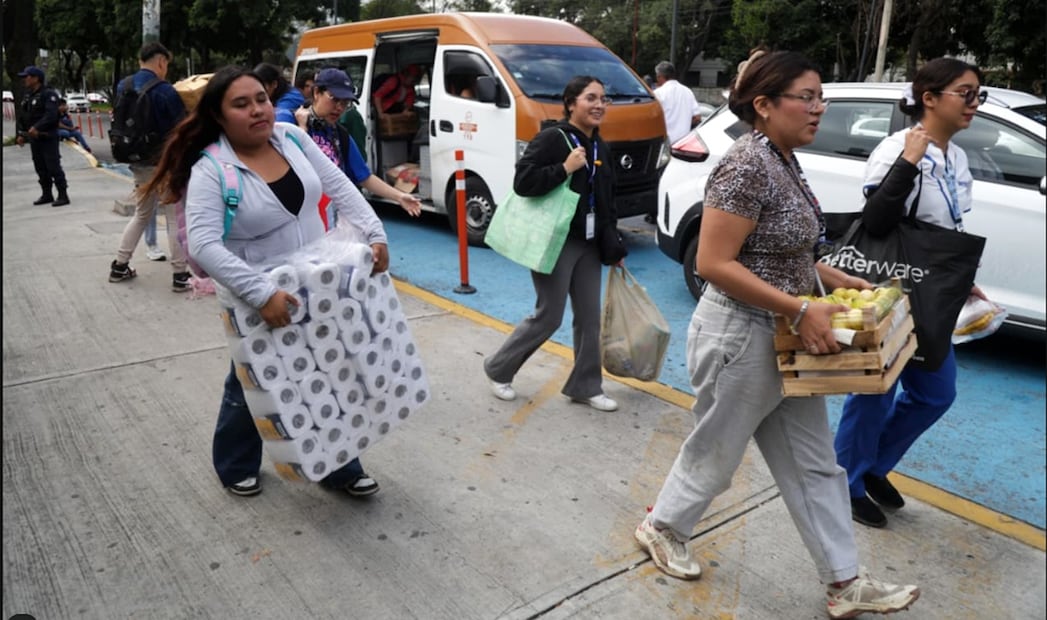 Voluntarios apoyan con comida a familiares de las víctimas por la explosión de pipa en Puente de la Concordia en Hospital Magdalena de las Salinas, en la Ciudad de México, el 11 de septiembre de 2025. Foto: Carlos Mejía/EL UNIVERSAL
