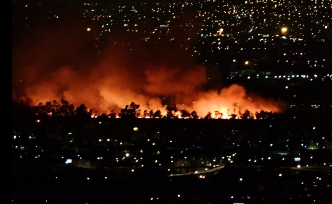 Elementos de emergencia continúan laborando para sofocar un incendio de pastizales (Tomada de @webcamsdemexico)