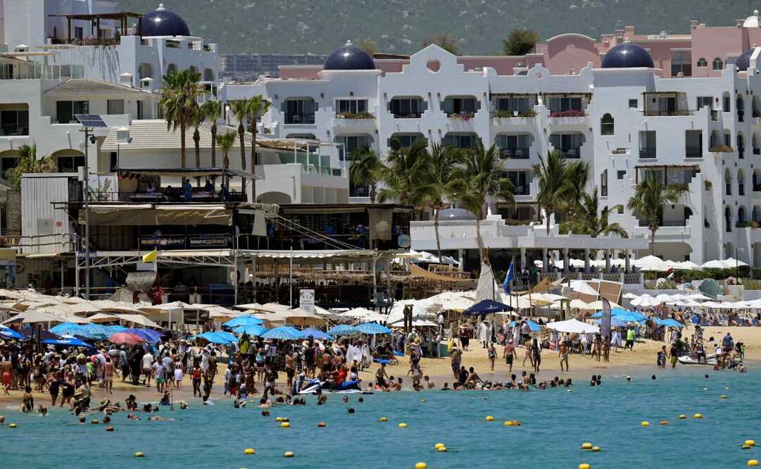 Turistas disfrutan de la playa en un resort en Los Cabos, Baja California, México, el 15 de julio de 2025. Foto: AFP