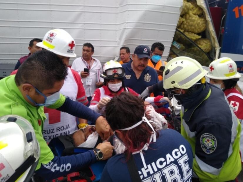 Choca camión con carga de papas y habitantes hacen rapiña de costales