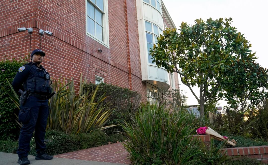 Un oficial de policía frente a la casa de la presidenta de la Cámara de Representantes, Nancy Pelosi, luego de un ataque contra su esposo Paul Pelosi. Foto: AP
