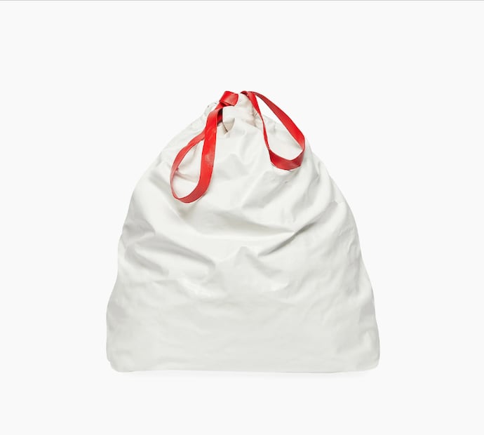 Esta bolsa de Balenciaga tiene un precio de más de $30,000. Foto: Captura de pantalla