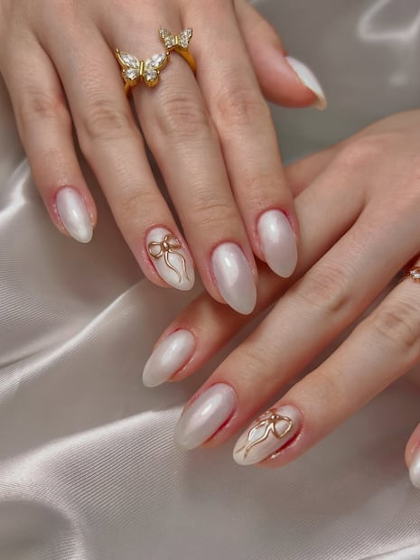 Diseño mármol en tonos blanco y arena, ideal para un estilo minimalista y artístico. Foto: Instagram @mona_nails_art