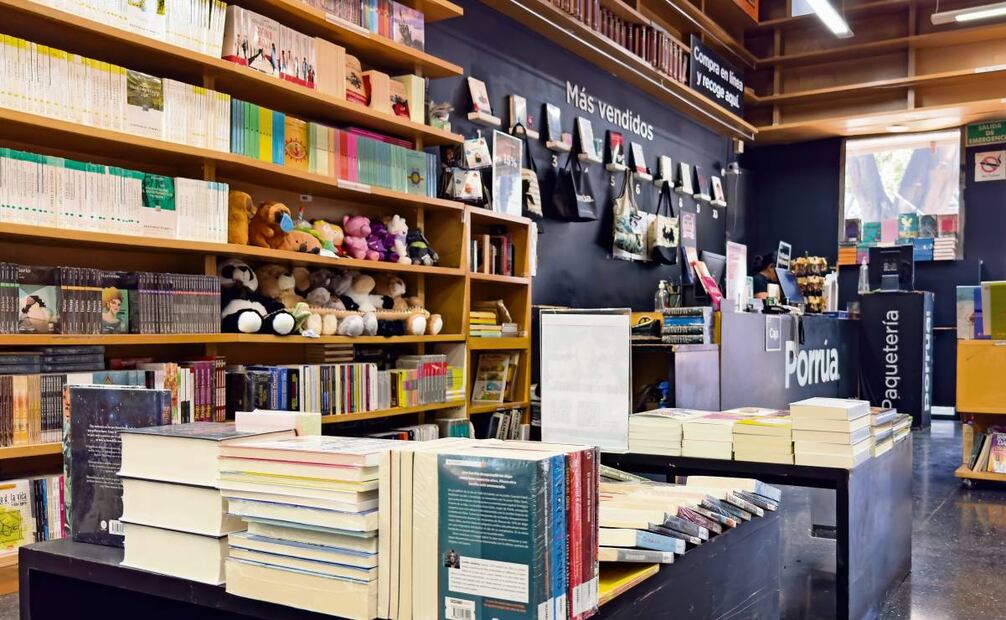 En la librería Porrúa-Hipodromo se ofertan, además de libros, otros objetos, como bolsas y peluches. Foto: Hugo Salvador / EL UNIVERSAL