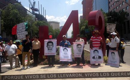 Hacen mitin por los 43 en el "Antimonumento"