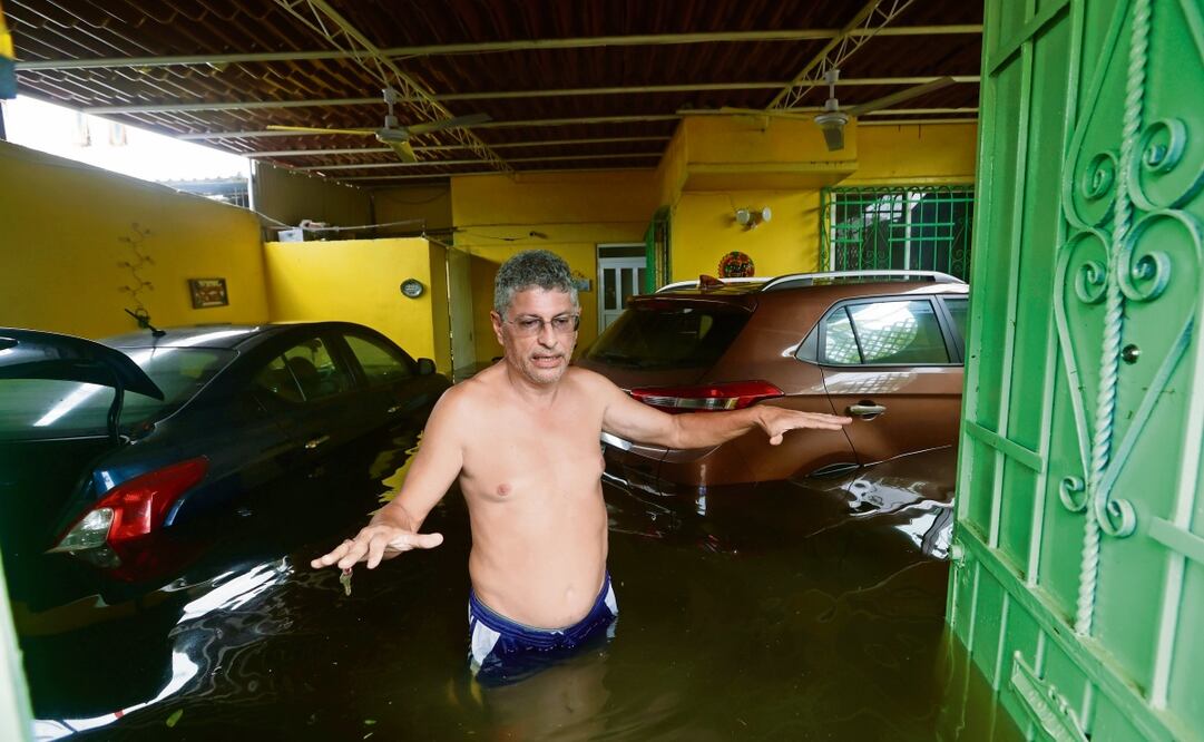 Con el agua ligeramente abajo de la cintura dentro de su casa, Jorge Forte, vecino del puerto, afirma que considera mudarse ante la recurrencia de desastres en Acapulco. Con el agua Foto: Valente Rosas / EL UNIVERSAL