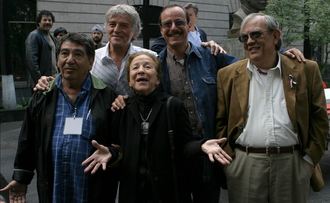 Mario Herández, el director, aparece de lado izquierdo de Rosario Ibarra de Piedra; el guionista Xavier Robles a su lado y atrás, de camisa cuadrada Fritz Glockner, autor de la novela homónima. Archivo EL UNIVERSAL.