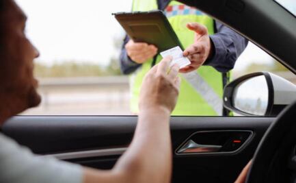 Texas dejará de emitir licencias de conducir comerciales a algunos migrantes, incluido beneficiarios del DACA