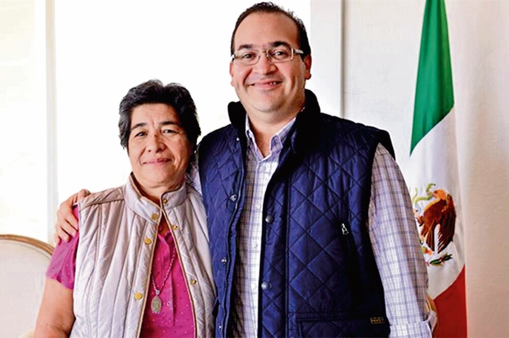 El gobernador de Veracruz, Javier Duarte, publicó el viernes pasado en su cuenta de Twitter una imagen de su reunión con la secretaria general del Sindicato Nacional de Trabajadores de la Secretaría de Salud, Luisa Ángela Soto (TOMADA DE TWITTER)